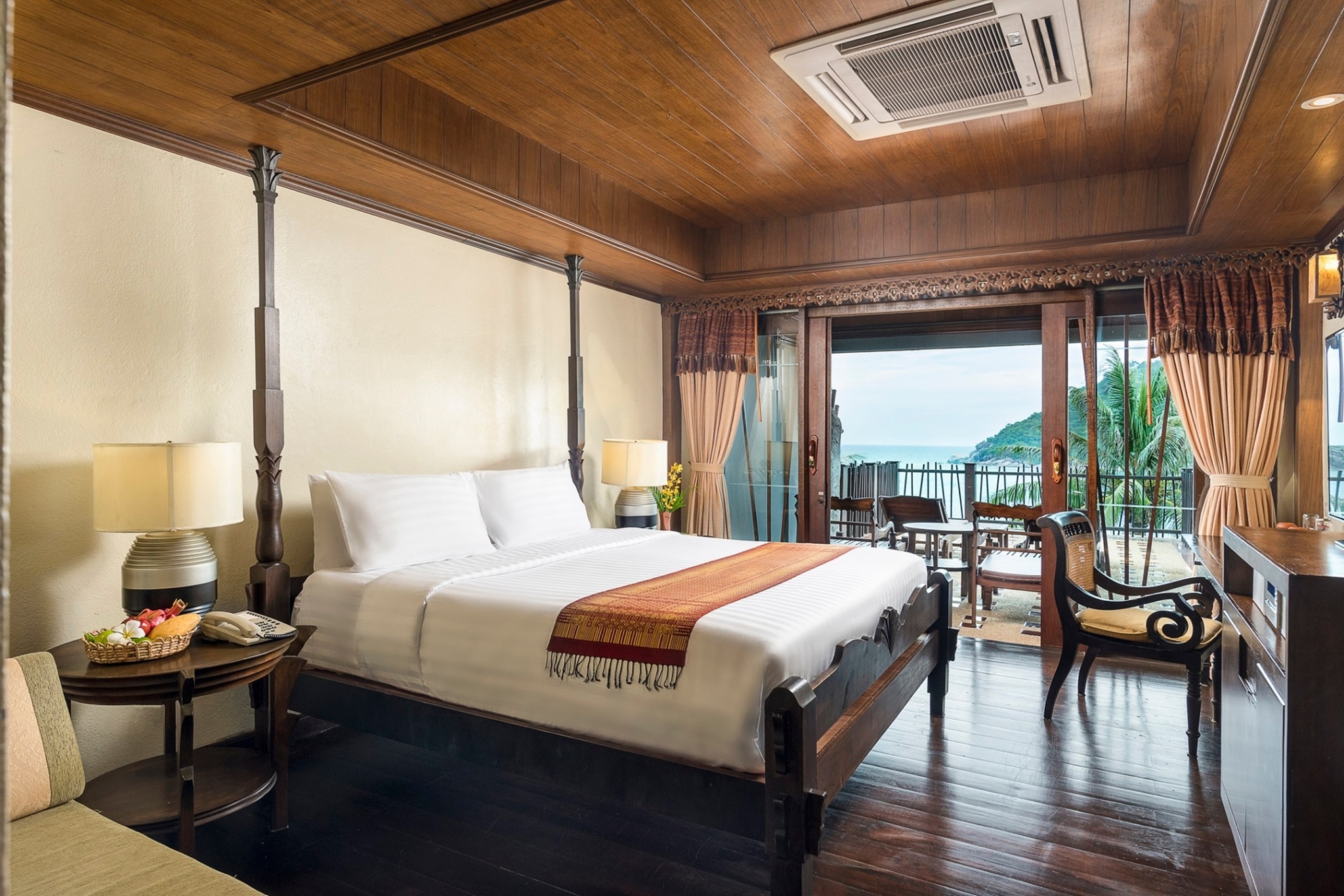 Deluxe Hotel