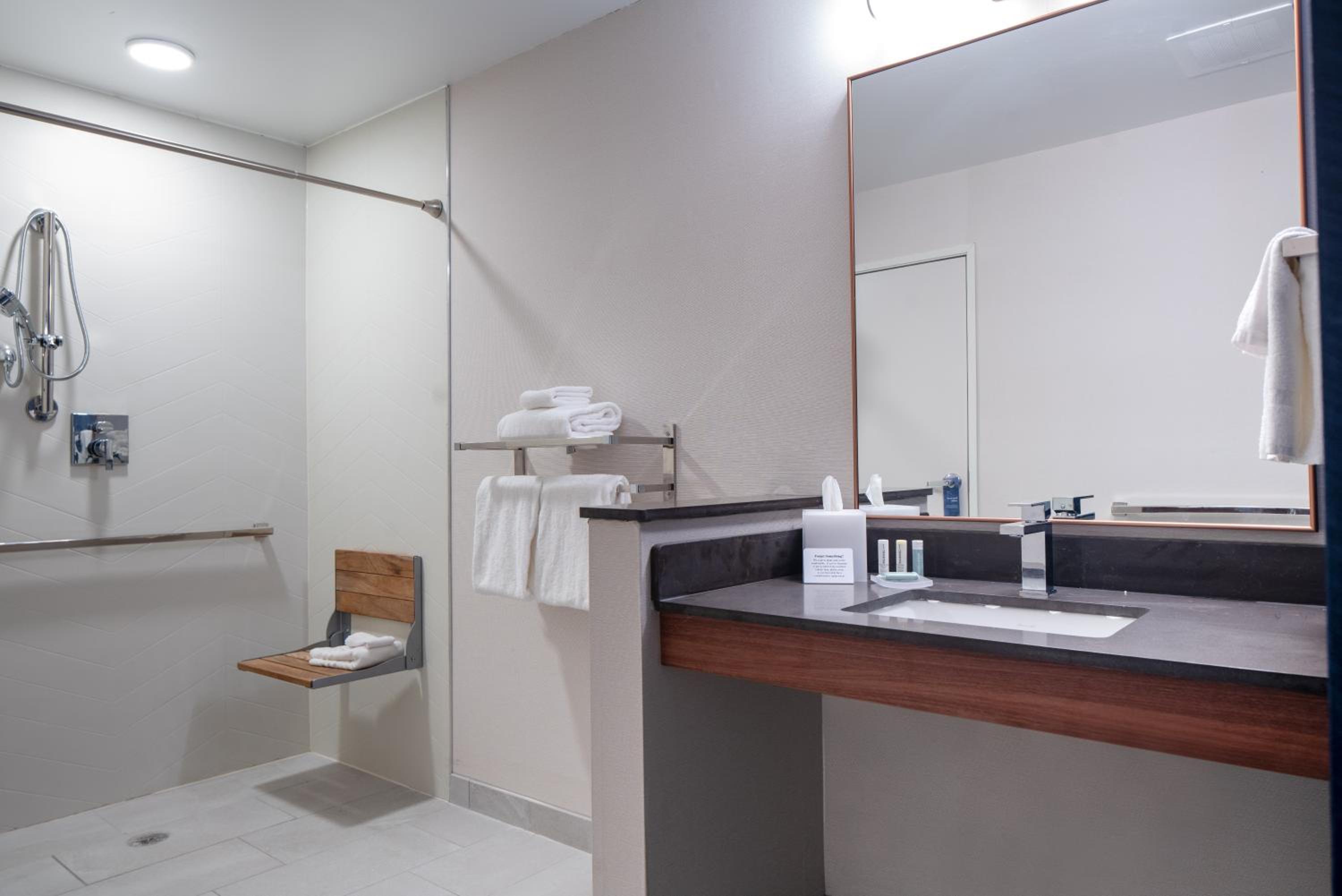 Fairfield Inn & Suites by Marriott Ashtabula 30/32