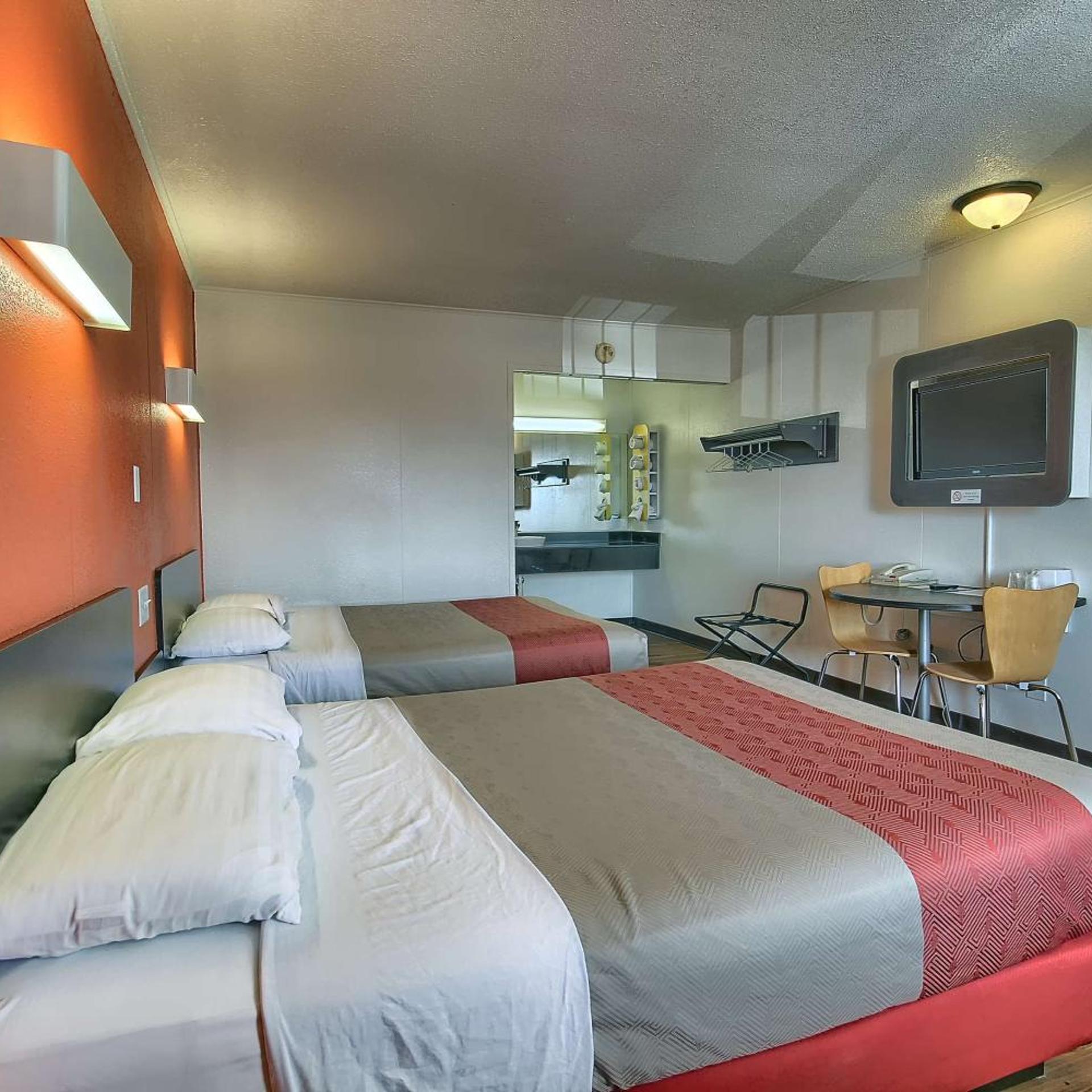 Room, 2 Queen Beds, Smoking, Motel6 Lima, OH 9/10