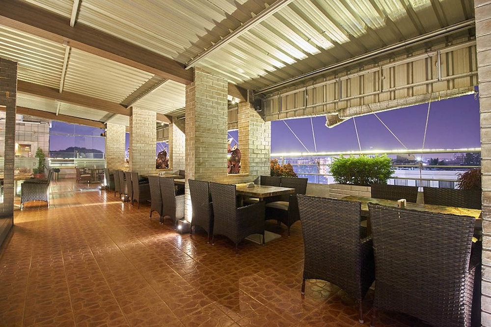 HOTEL ROOPA 52/63