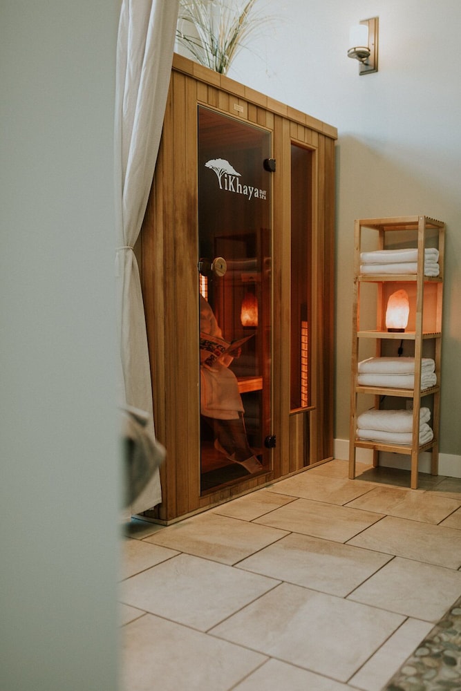 Summerland Waterfront Resort Spa 24/72