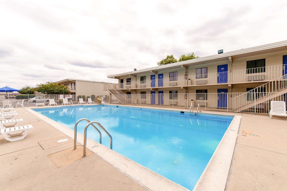 Travelodge by Wyndham Norfolk Airport 3/48