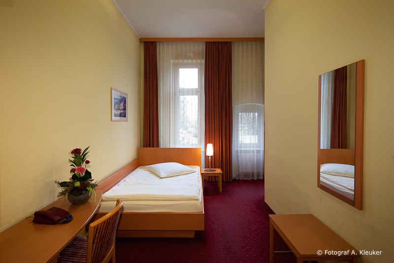SINGLE ROOM
