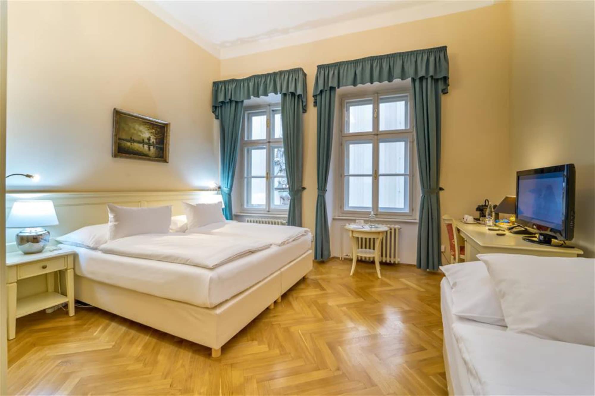 ROOM, TRIPLE