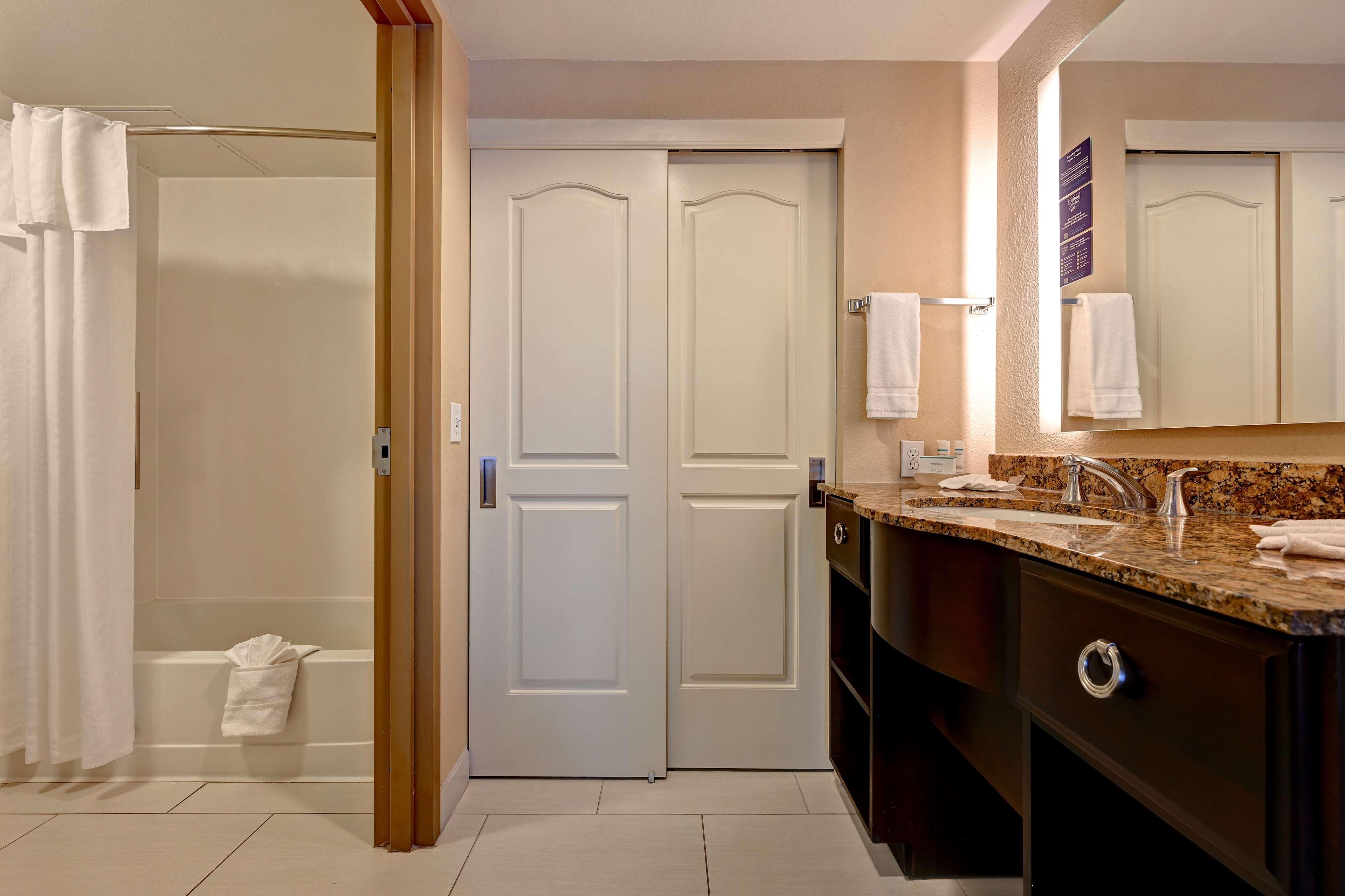 1 BEDROOM, SUITE, QUEEN BED