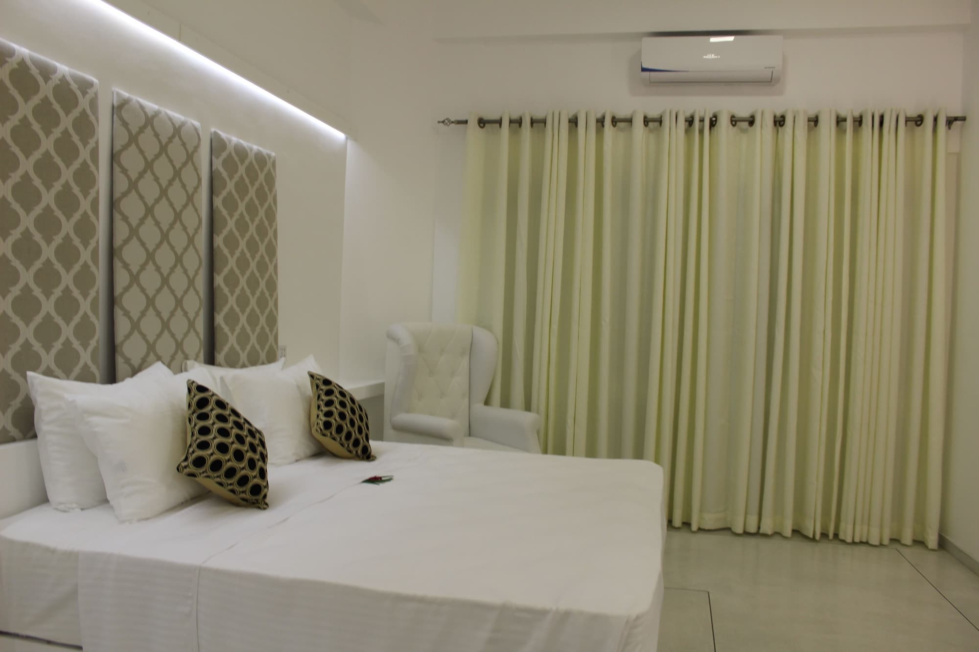 Deluxe, King Bed, Private Bathroom, Garden Area، Heaven By O 2/4