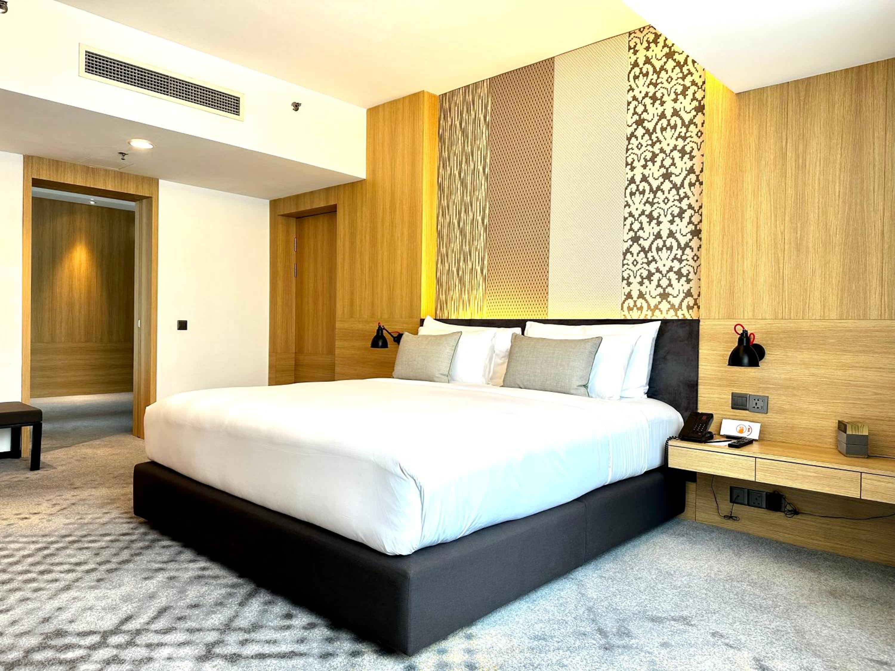 1 BEDROOM, SUITE