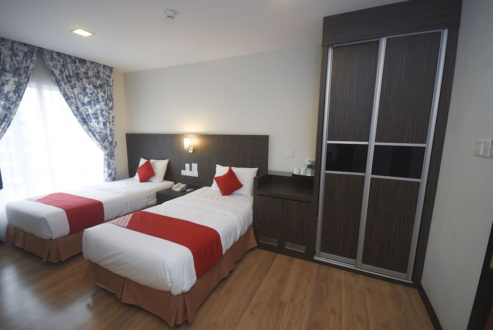 Super OYO 985 Hotel Nur 6/22