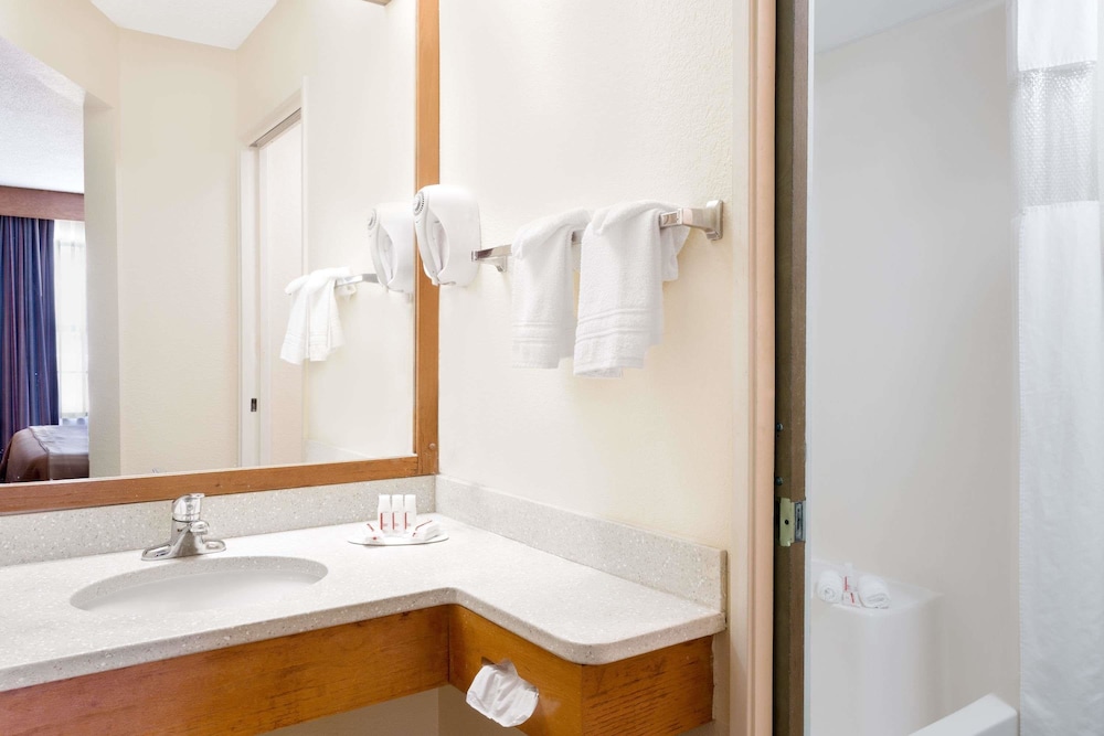 Travelodge By Wyndham Perry GA 12/33