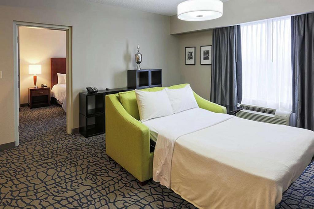 DELUXE, SUITE, KING BED, ACCESSIBLE