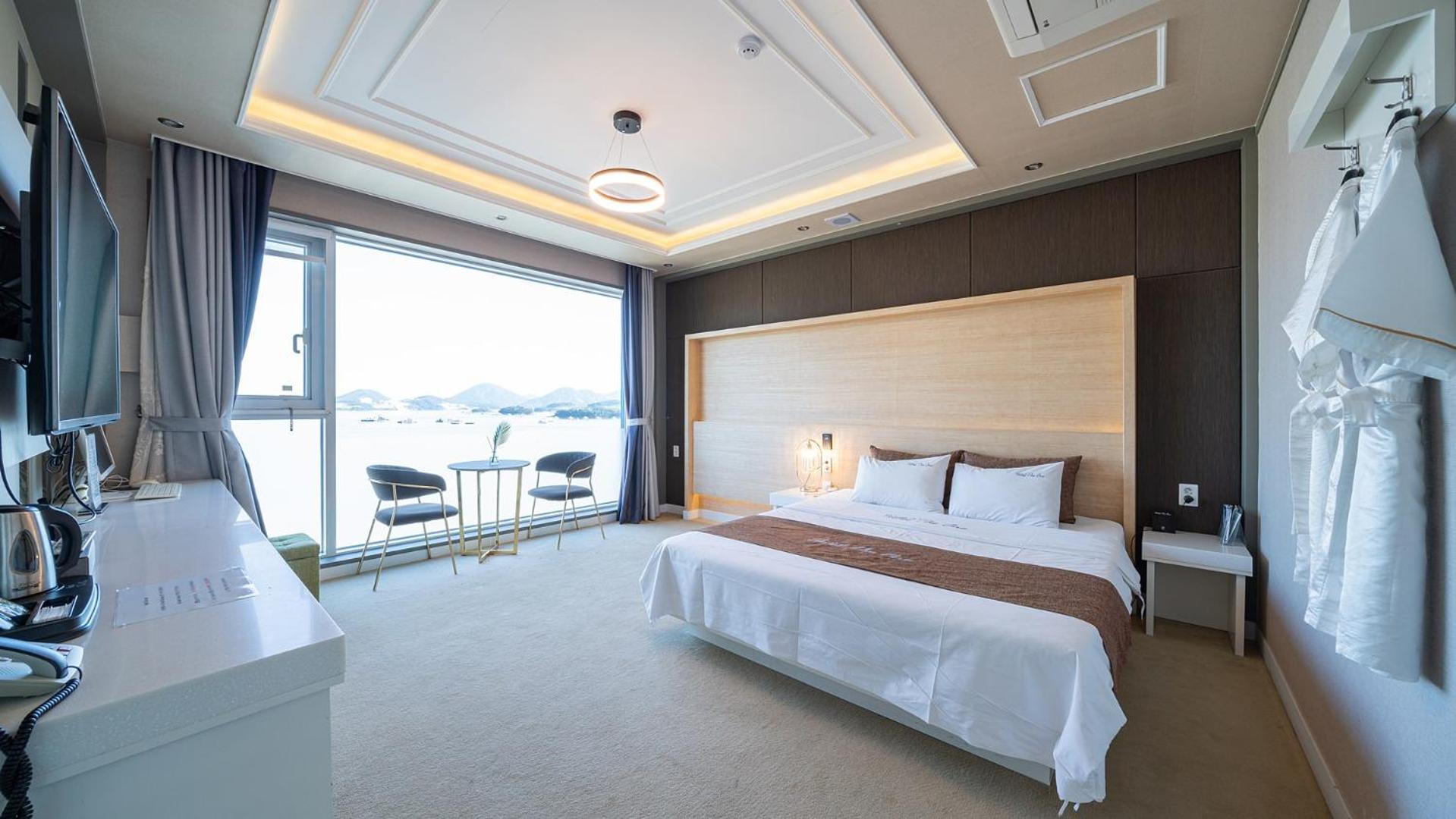 غرفة بريميوم بسرير مزدوج بإطلالة على البحر، Hotel The One Yeosu 3/10