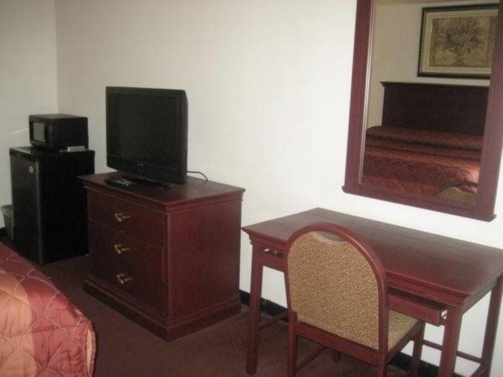 Executive Inn 30/35