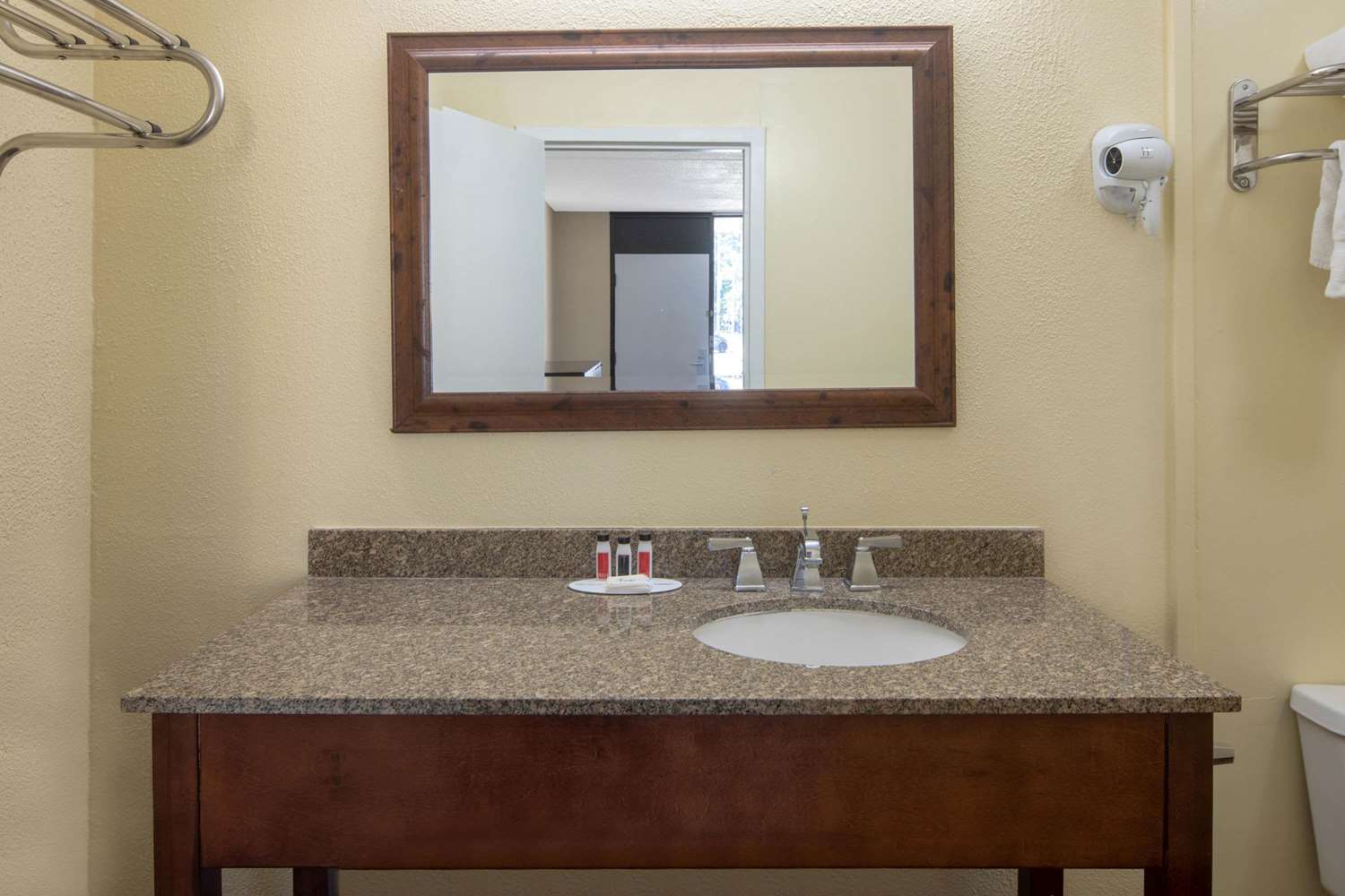 Travelodge By Wyndham Savannah Area/Richmond Hill 15/19
