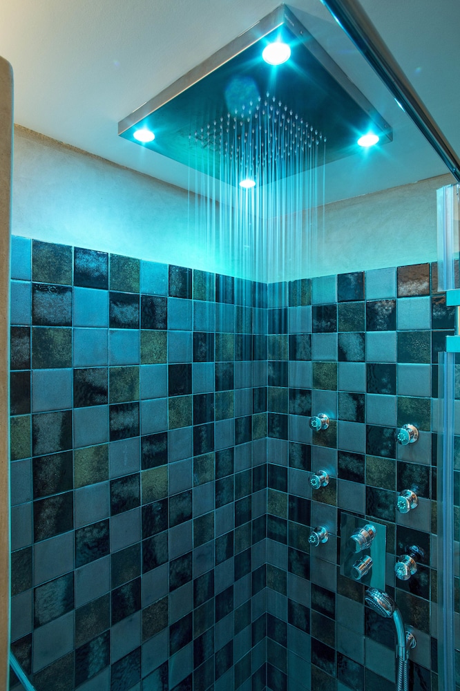 Moni Emvasis Luxury Suites 2/70