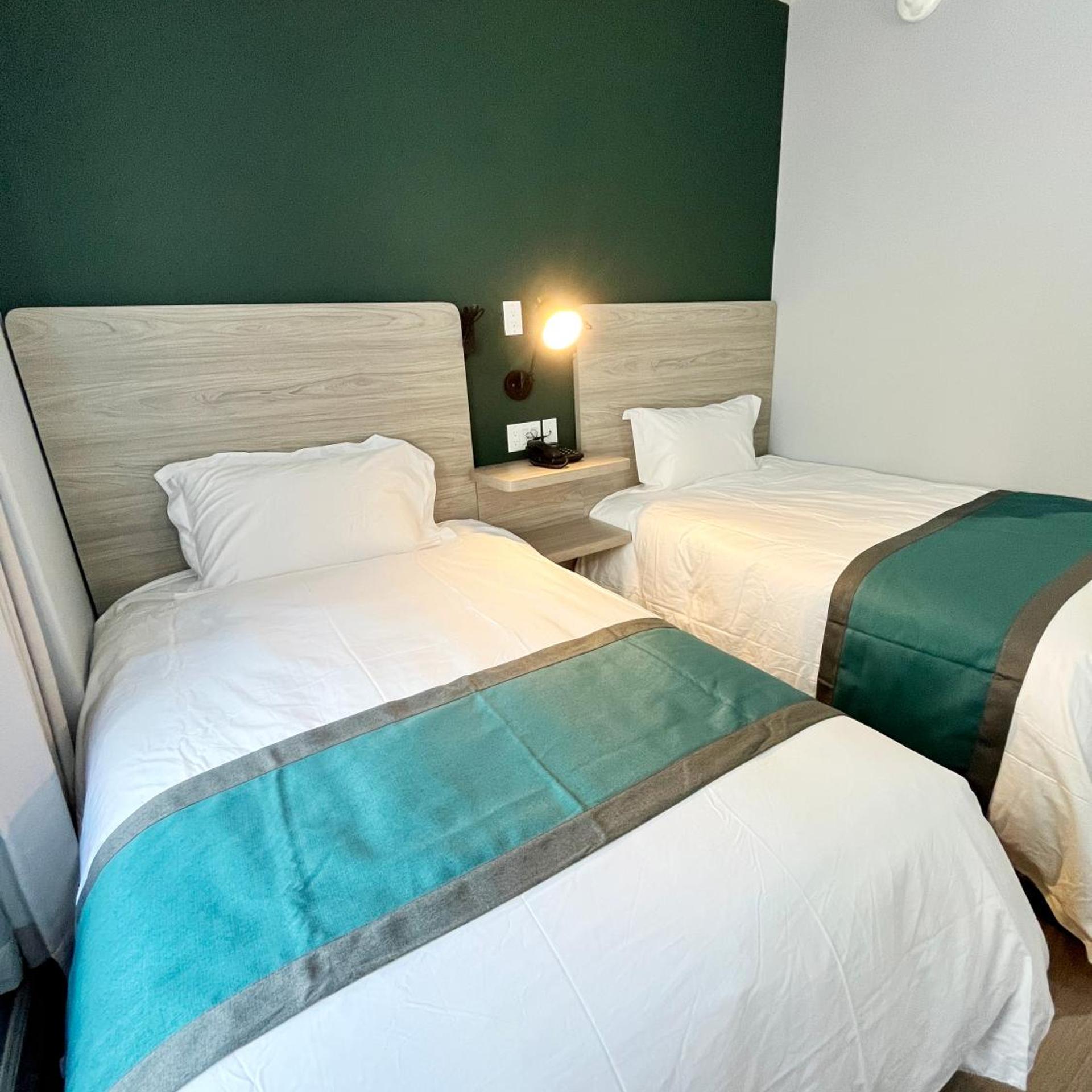 غرفة بسريرين منفصلين بحمام خاص، Starlight Hotel 3/6