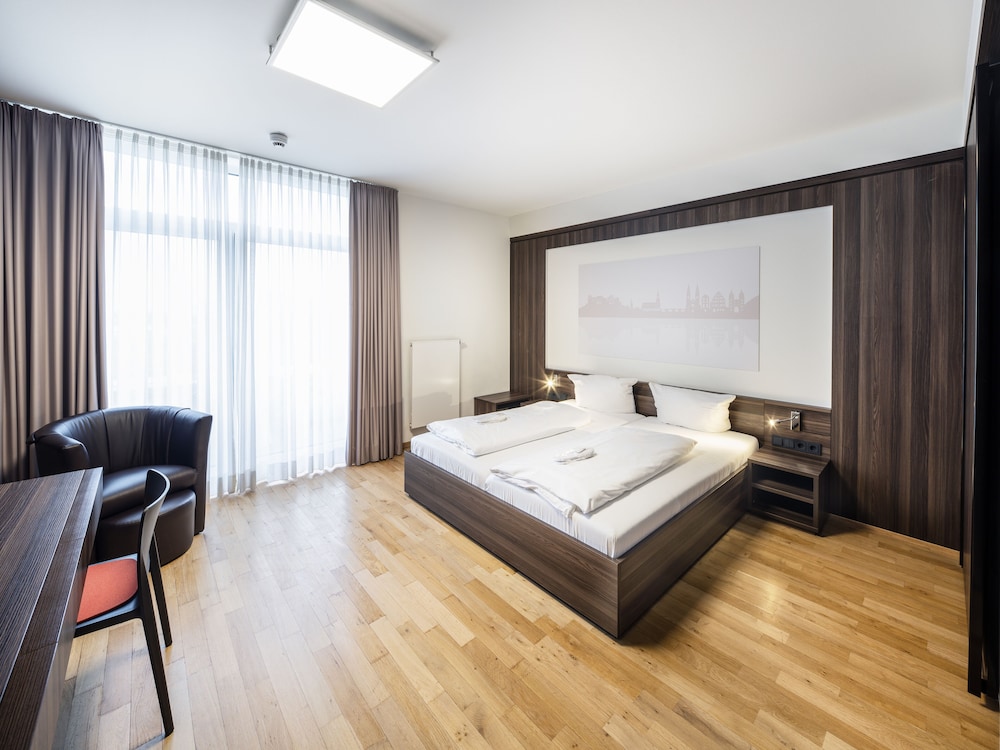 SEVENDAYS HOTEL BOARDINGHOUSE 33/70