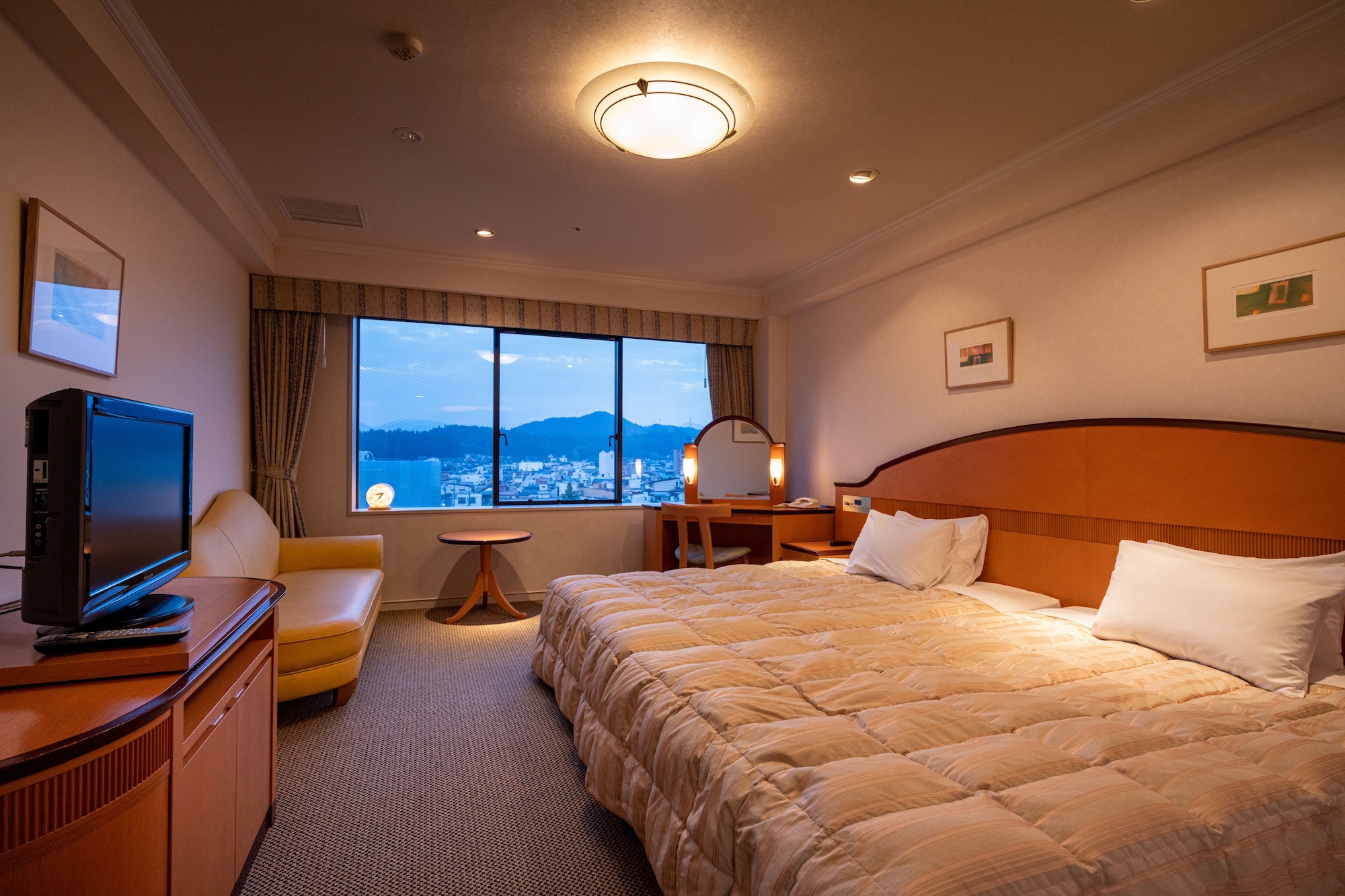 HOLLYWOOD, DELUXE, TWIN BEDS