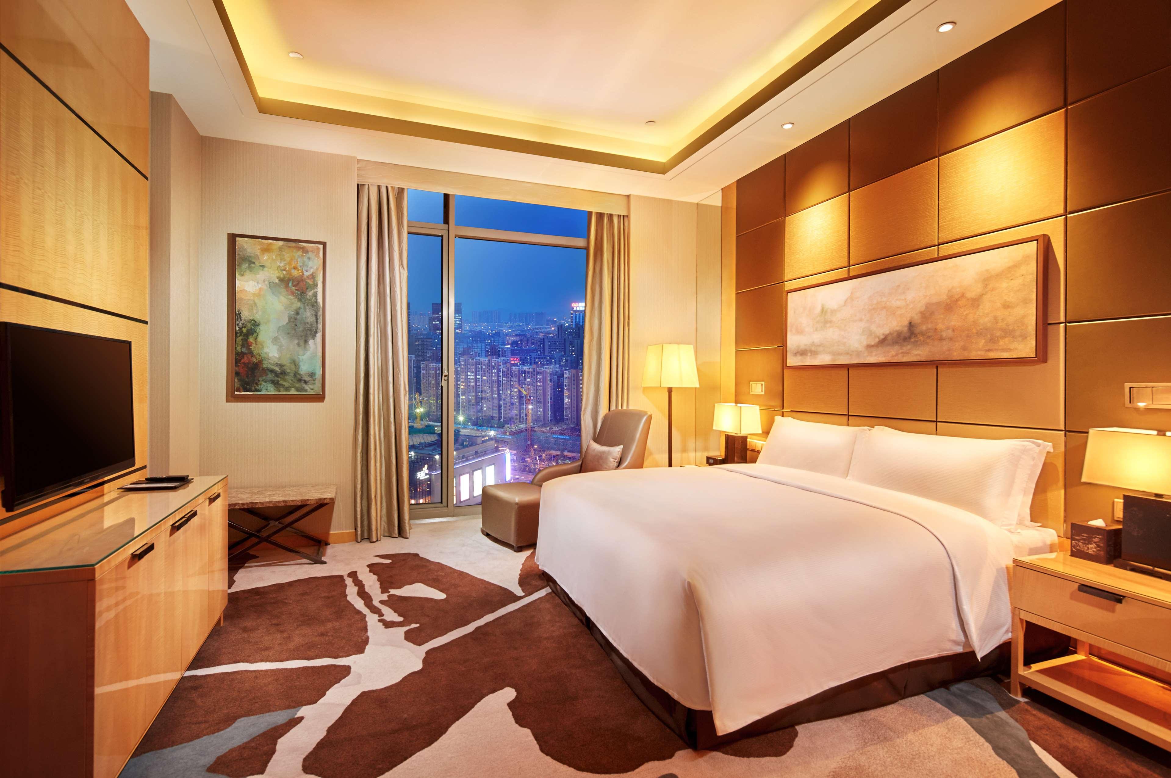 AMBASSADOR, SUITE, KING BED, LOUNGE ACCESS