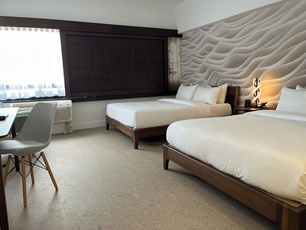 SIGNATURE, 2 QUEEN BEDS