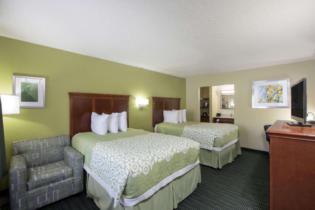غرفة بسريرين مزدوجين، Days Inn & Suites by Wyndham Big Spring 2/2