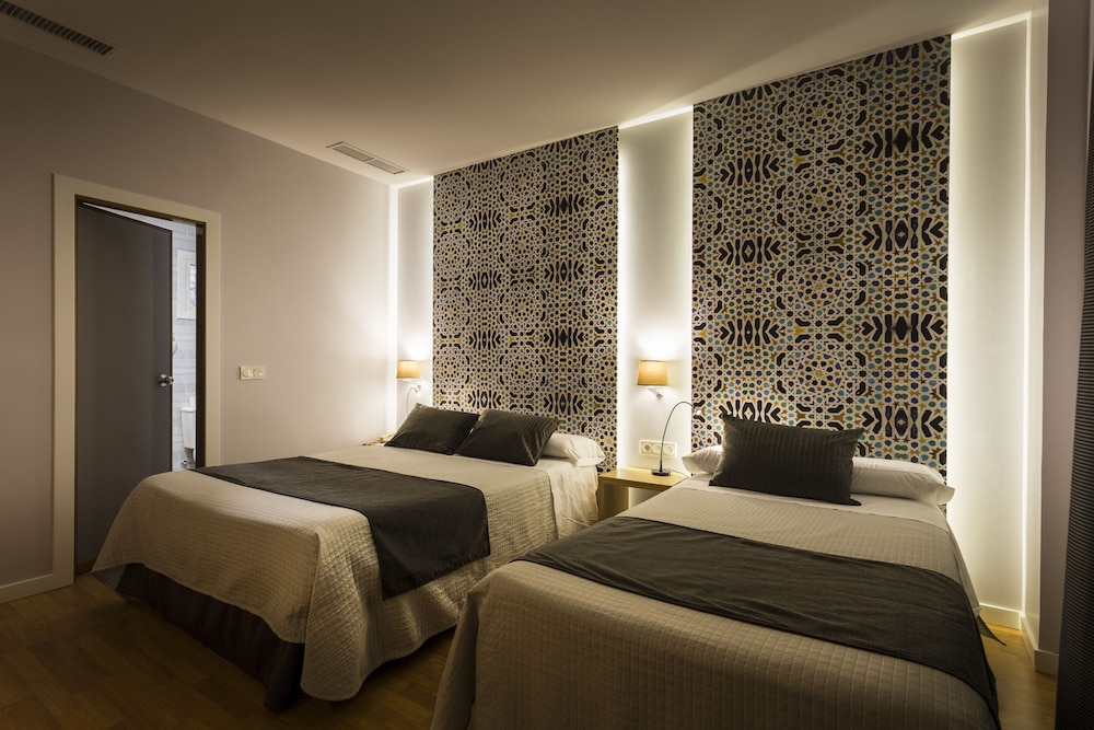 ROOM, TRIPLE, TWIN BEDS, WITH EXTRA BED