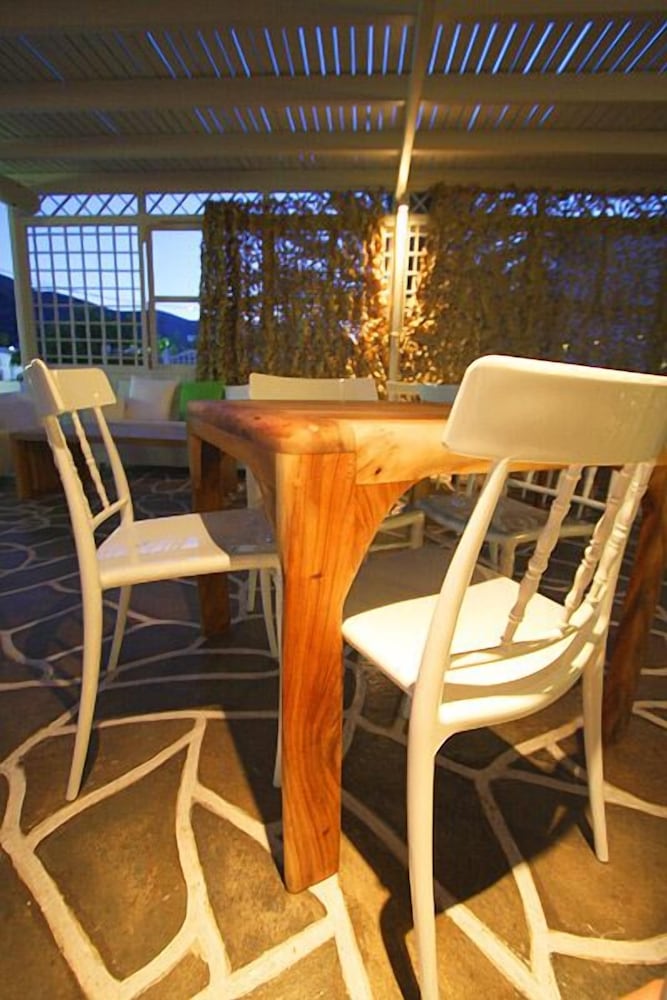 Smaragdi Hotel 44/56