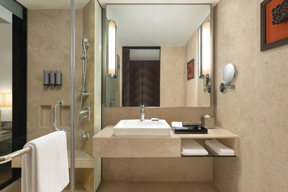 غرفة ديلوكس بسرير كينج بإطلالة على المسبح، Courtyard By Marriott Mumbai International Airport 6/6