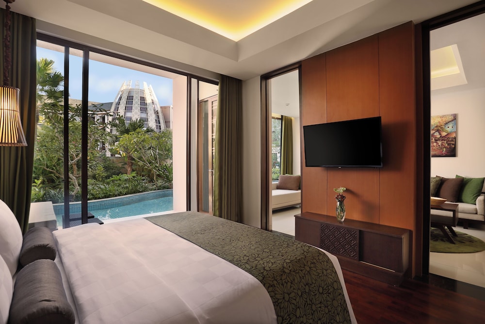 Suite, Pool Access