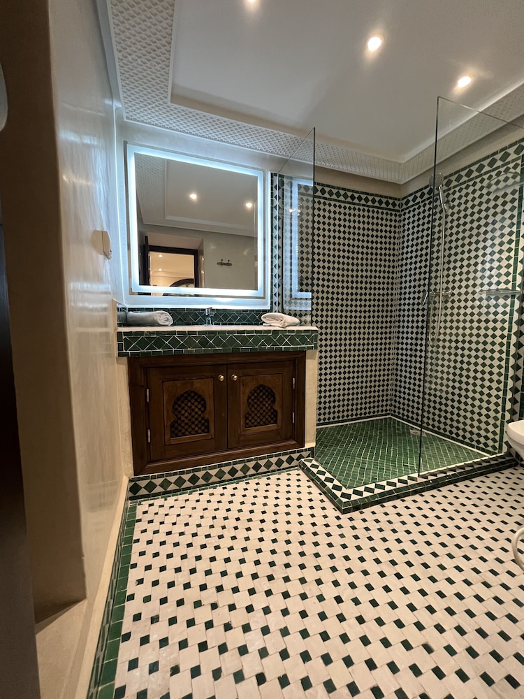 Riad L Etoile D Orient 8/75