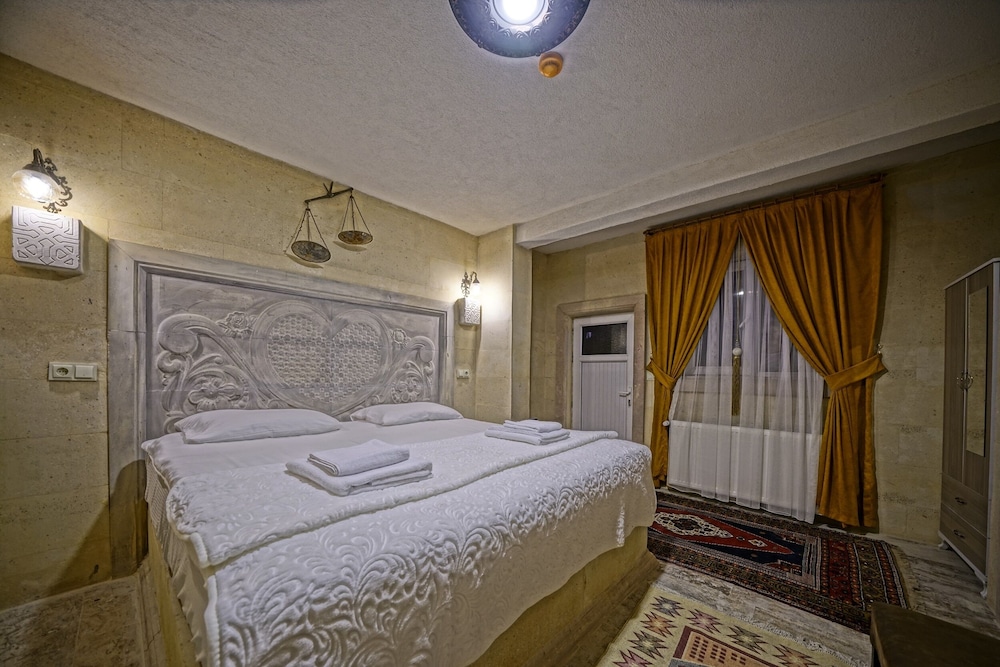 STANDARD, DOUBLE OR TWIN BED, MOUNTAIN VIEW