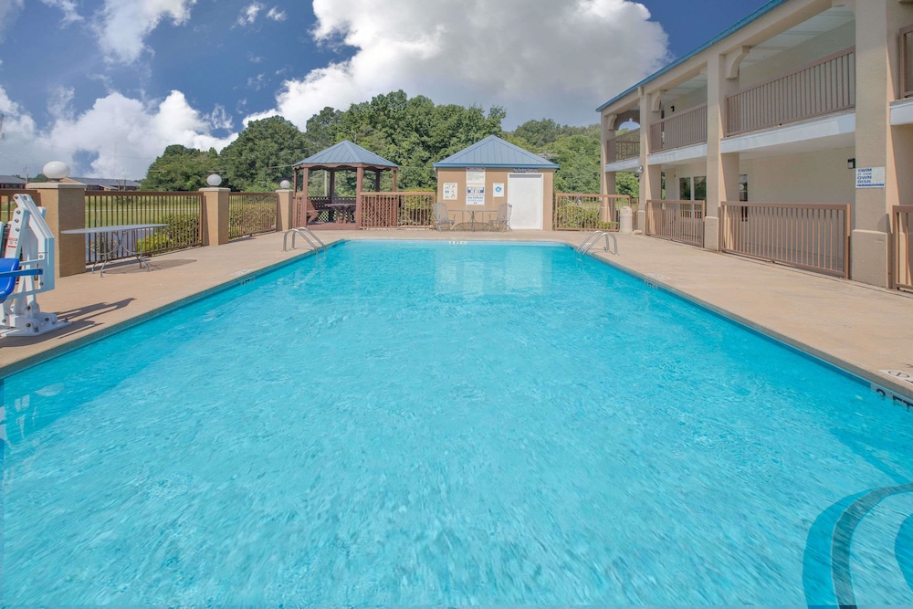 Days Inn and Suites By Wyndham Pine Bluff 24/27