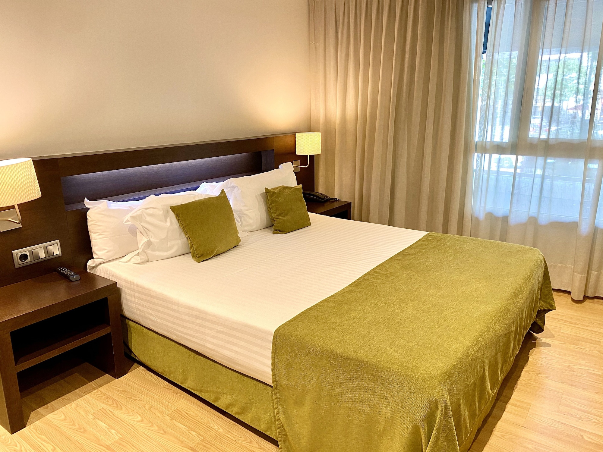 DELUXE, DOUBLE BED