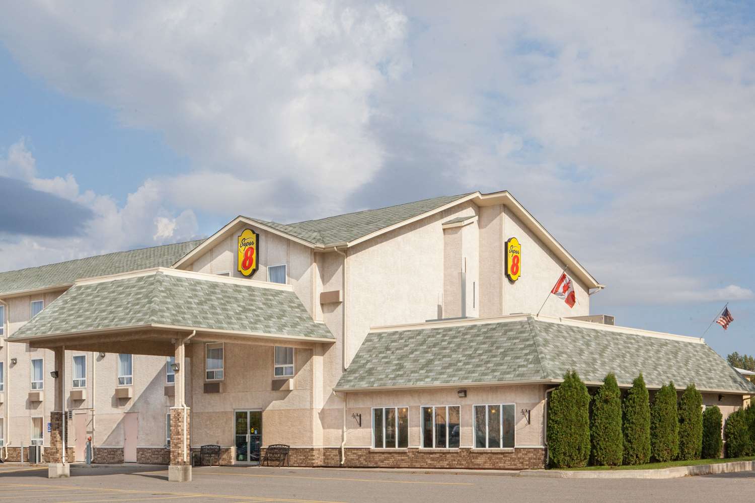Super 8 Fort Frances 2/6