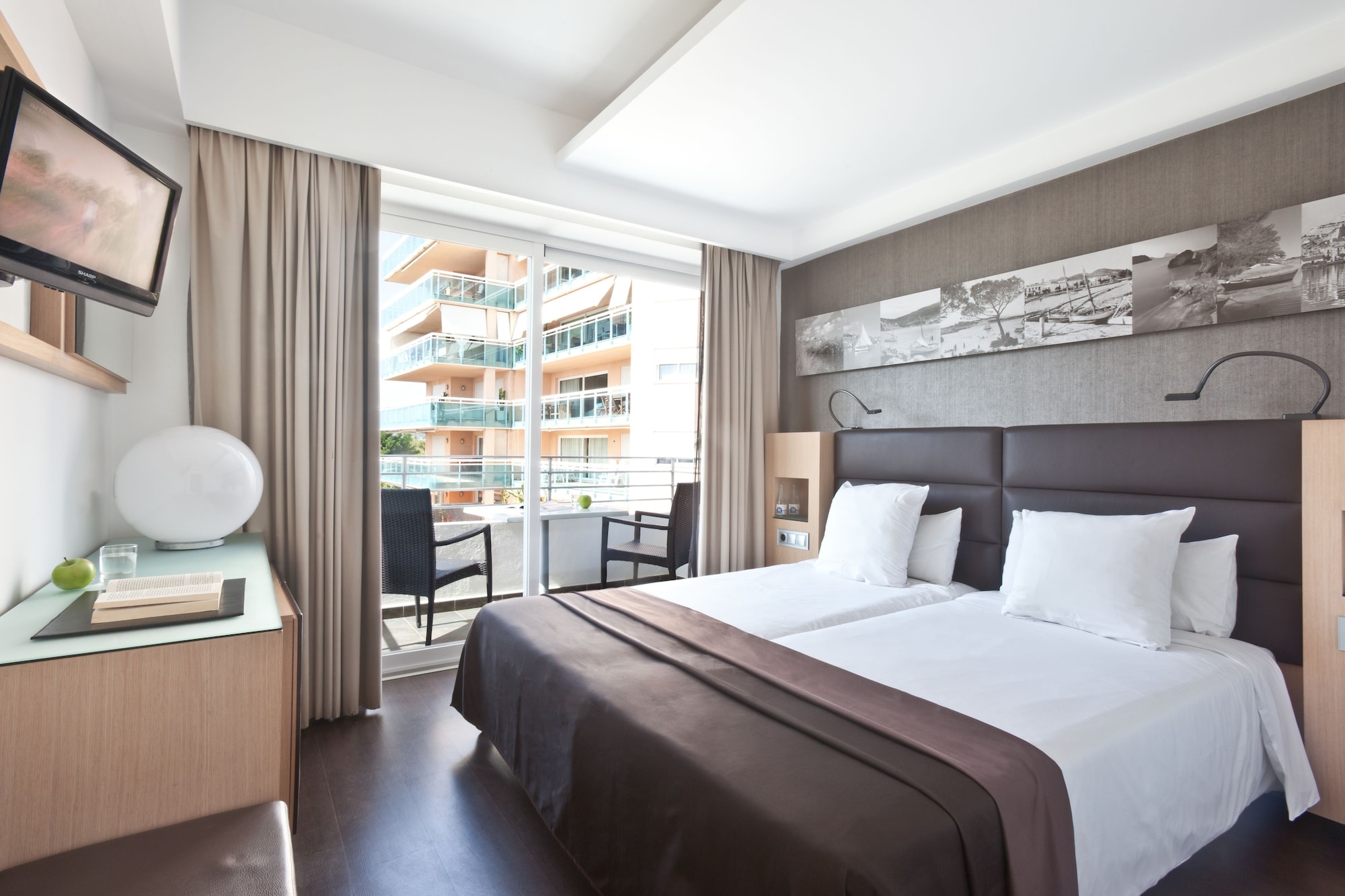 DELUXE, DOUBLE BED, MOUNTAIN VIEW