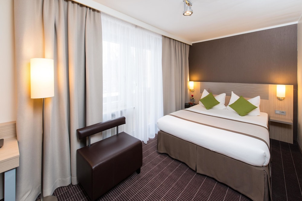 ROOM, DOUBLE BED
