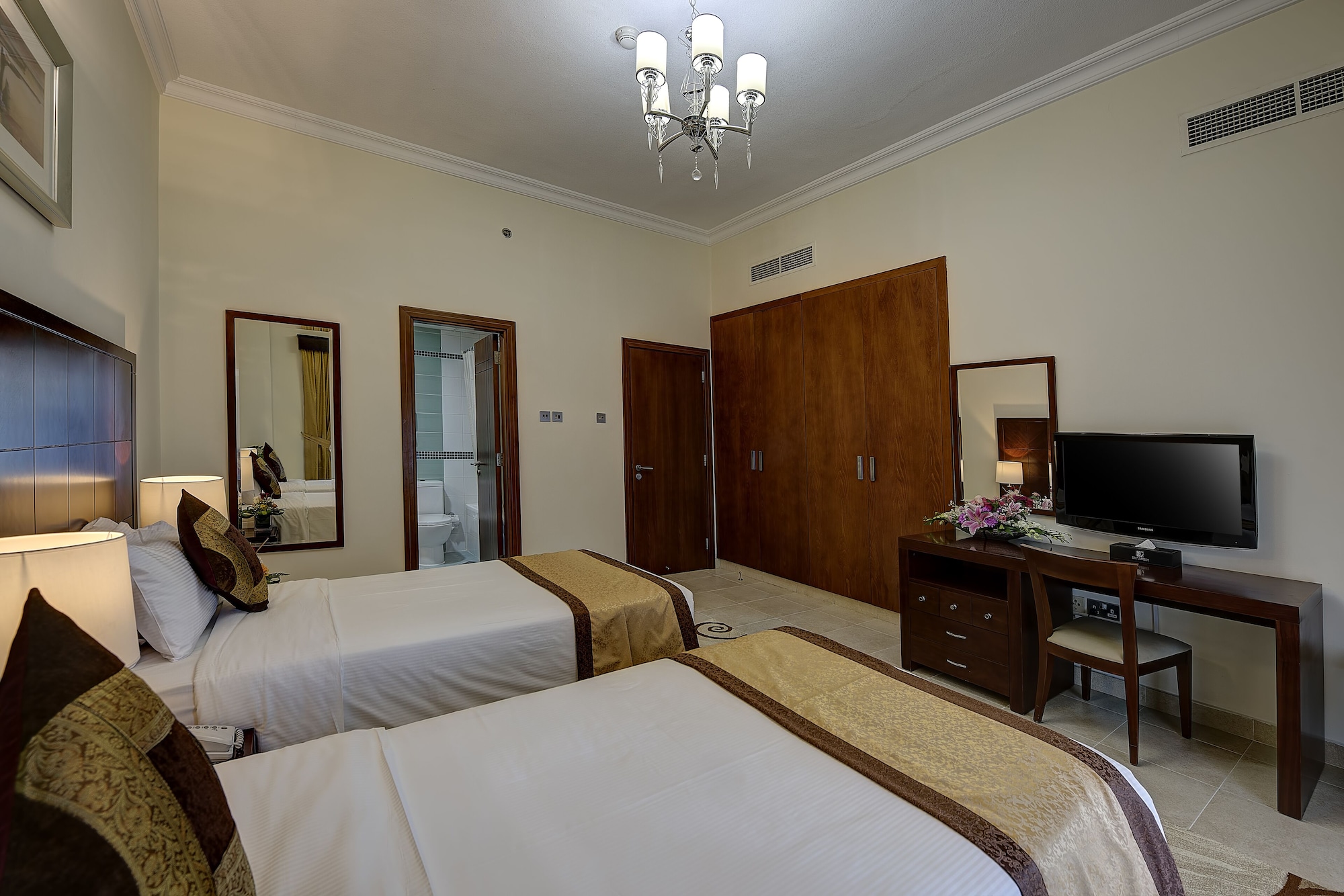 2 Bedrooms, Apartment, King and Twin Beds