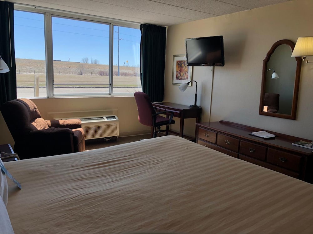 Norwood Inn And Suites 14/17