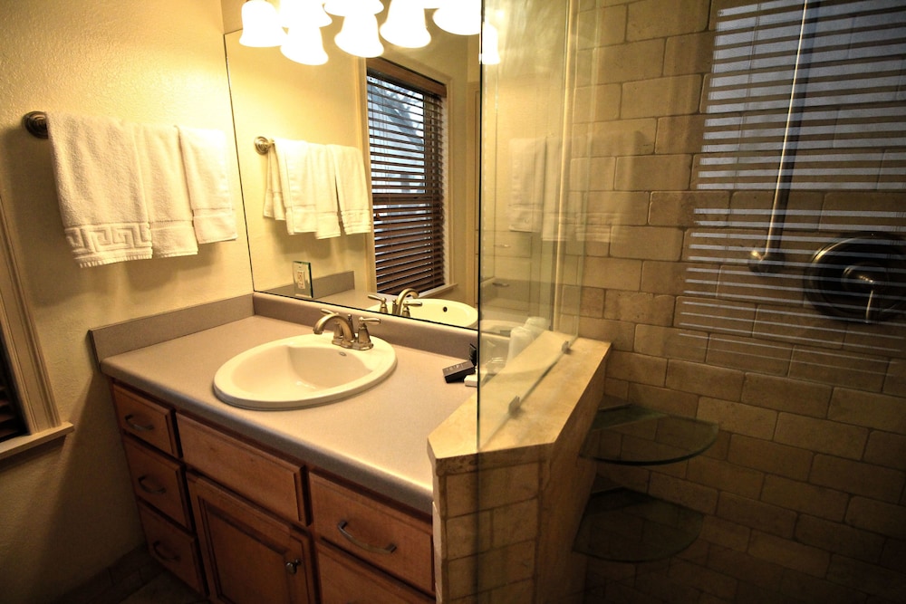 Peach Tree Inn & Suites 66/67