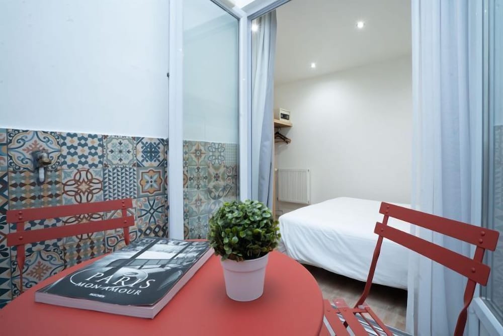 Edgar Quinet Hotel 32/37