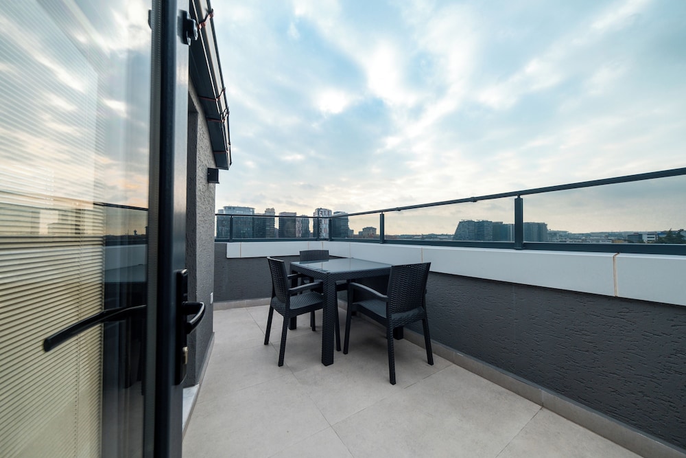 Luxury Life Suites 46/50