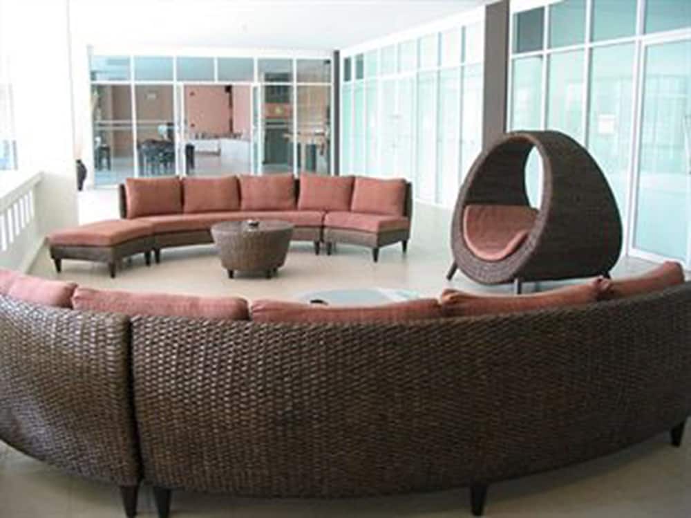 CROWN PATTAYA BEACH HOTEL 40/58