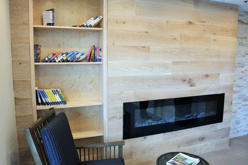 Country Inn & Suites by Radisson, Monterey Beachfront-Marina, CA 6/31