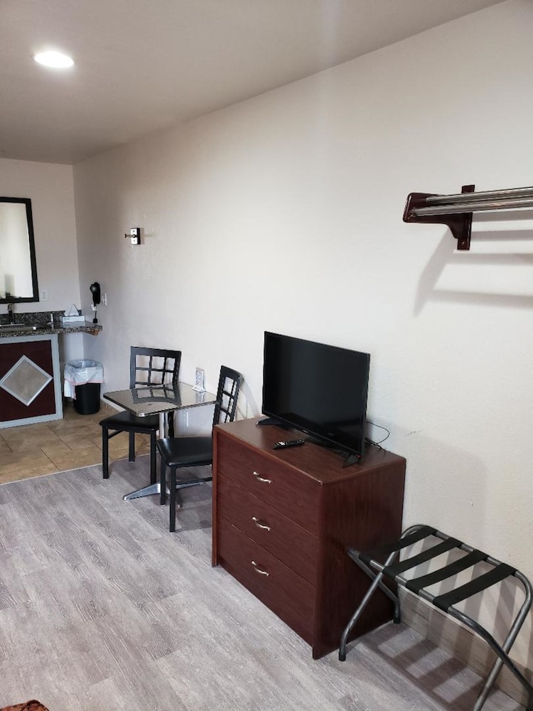 Price Pointe Inn 34/42