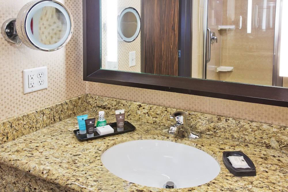 Crowne Plaza Anchorage-Midtown 55/78