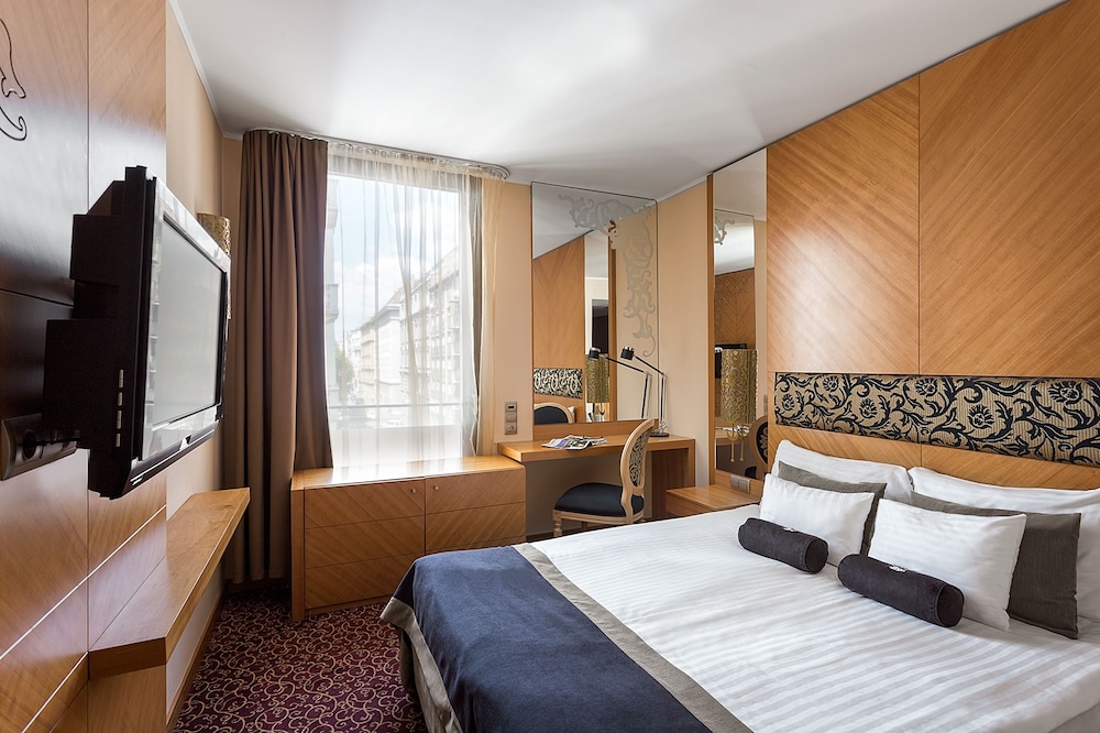 STANDARD, QUEEN BED