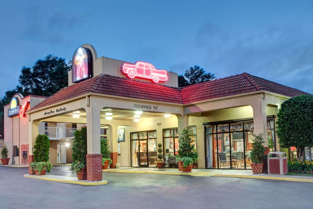 Days Inn By Wyndham Memphis At Graceland 2/10
