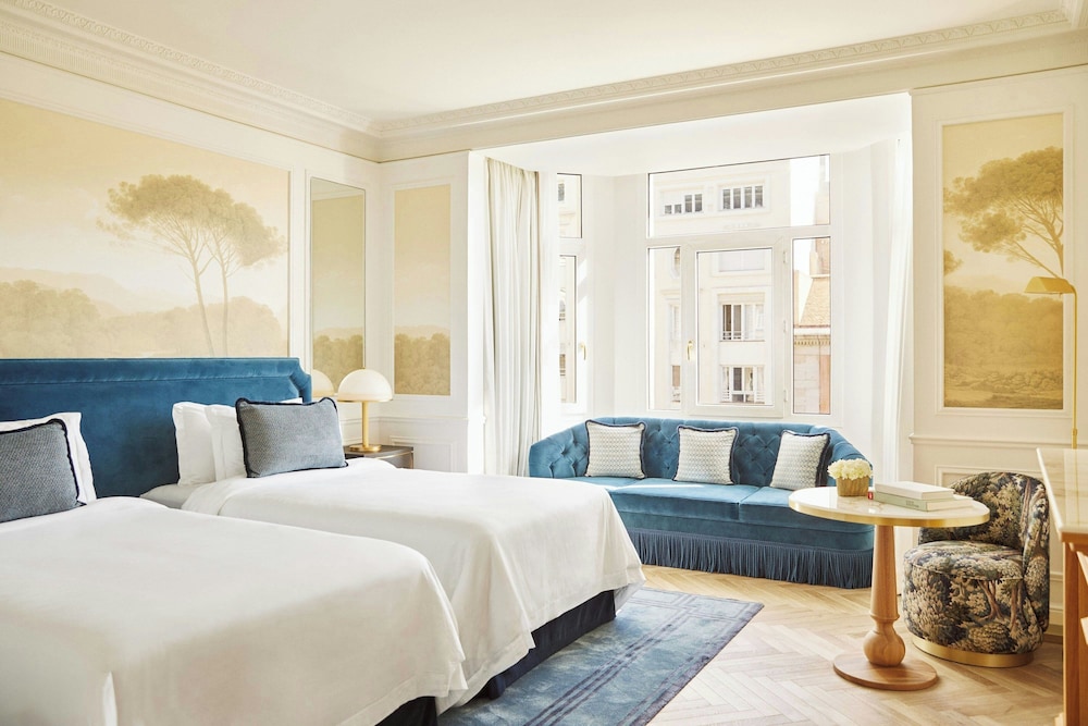 PALACE, TWIN BEDS