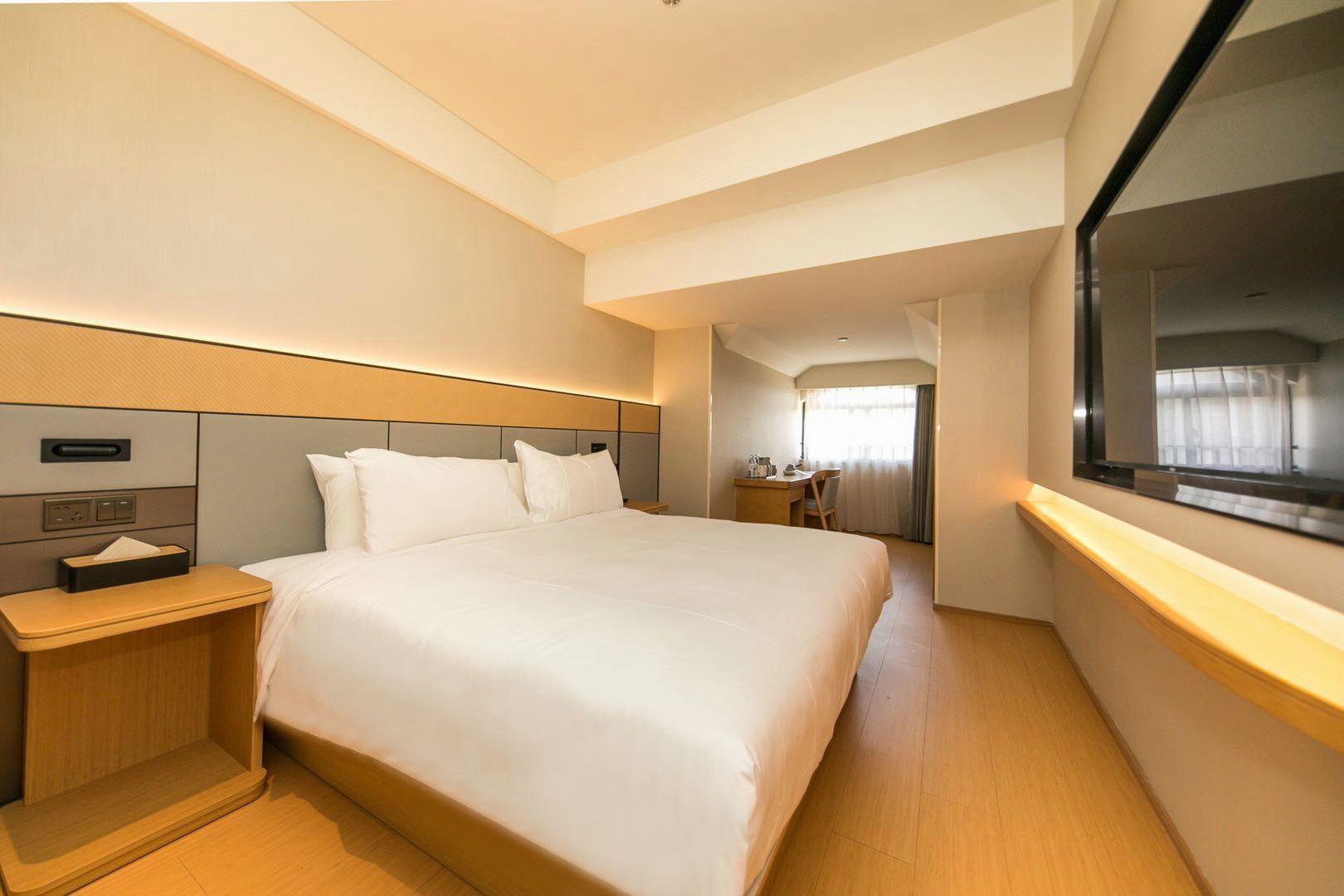 Four Seasons & Rally Hotel 18/47
