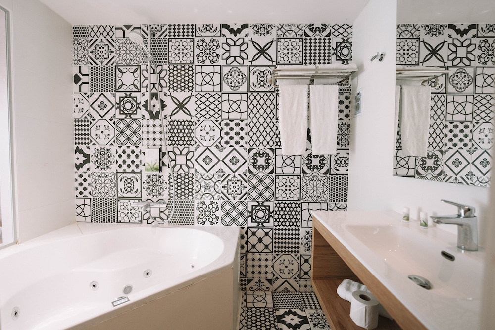 جناح جونيور بسرير كوين، Utopia Hotel 5/5