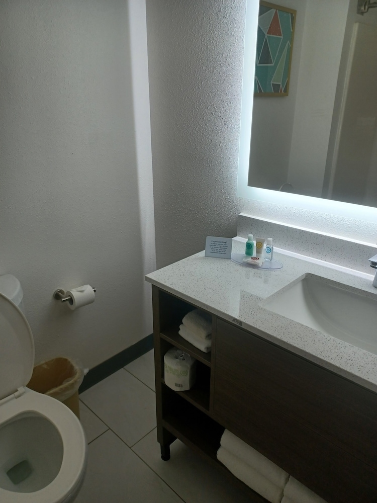 EFFICIENCY, SUITE, KING BED